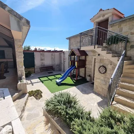 Holiday home Tonka With Jacuzzi Podstrana