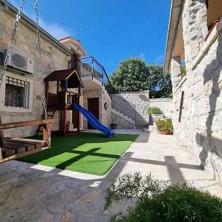 Tonka With Jacuzzi Holiday home