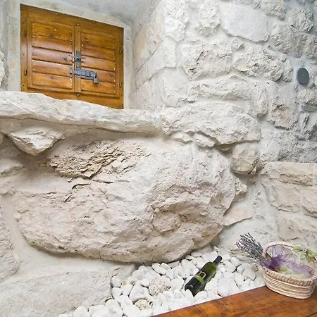 Tonka With Jacuzzi Holiday home Podstrana